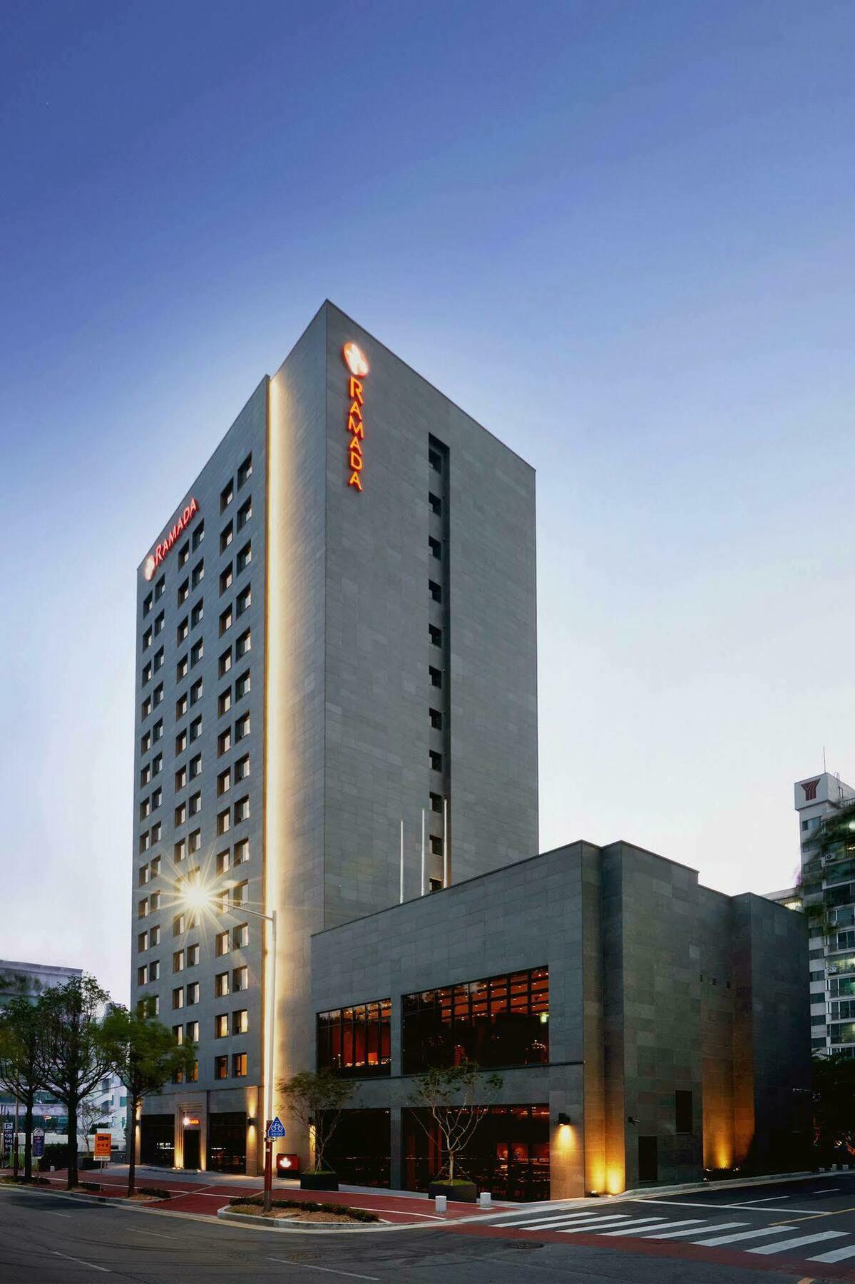 Ramada By Wyndham Gunsan Exterior foto